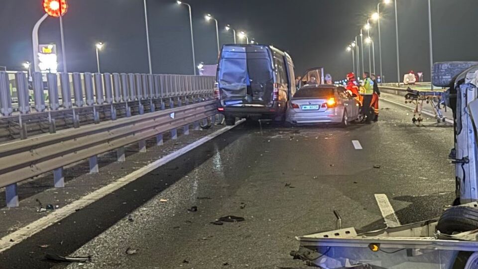 UPDATE Şapte persoane au fost rănite într-un accident în lanţ cu cinci autovehicule pe autostradă