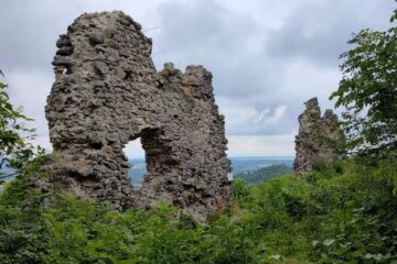 Cetatea Dezna atrage mii de turişti după amenajarea primului traseu local via ferrata