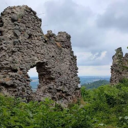 Cetatea Dezna atrage mii de turişti după amenajarea primului traseu local via ferrata
