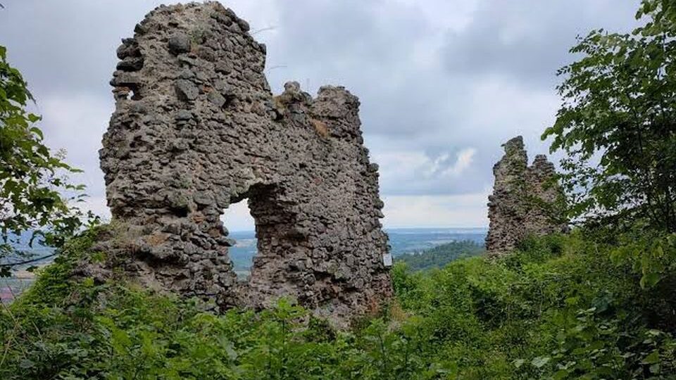 Cetatea Dezna atrage mii de turişti după amenajarea primului traseu local via ferrata