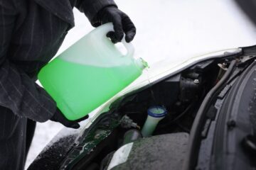 Antigel auto G11, G12, G13: diferențe, culori și de ce nu le amesteci