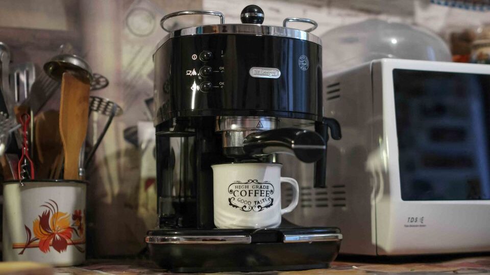 Ritualul perfect al cafelei – de ce boabele întregi schimbă totul
