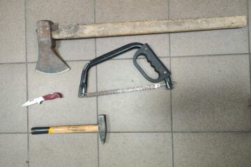 Un bărbat care ar fi vrut să atace cu toporul o persoană la un eveniment public, oprit de jandarmi
