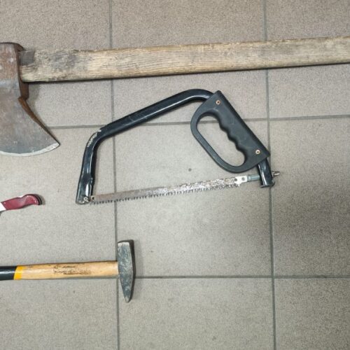 Un bărbat care ar fi vrut să atace cu toporul o persoană la un eveniment public, oprit de jandarmi