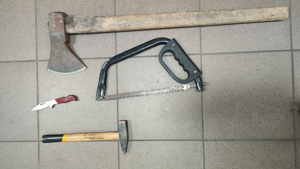 Un bărbat care ar fi vrut să atace cu toporul o persoană la un eveniment public, oprit de jandarmi